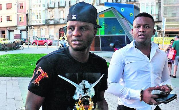 Wakaso y uno de sus representantes, ayer por el centro de Vitoria.