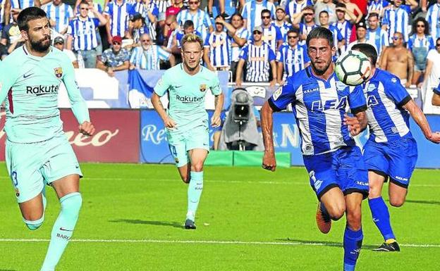 Sobrino se escapa por velocidad de Piqué en la acción que concluyó con la gran oportunidad albiazul ante el Barcelona.
