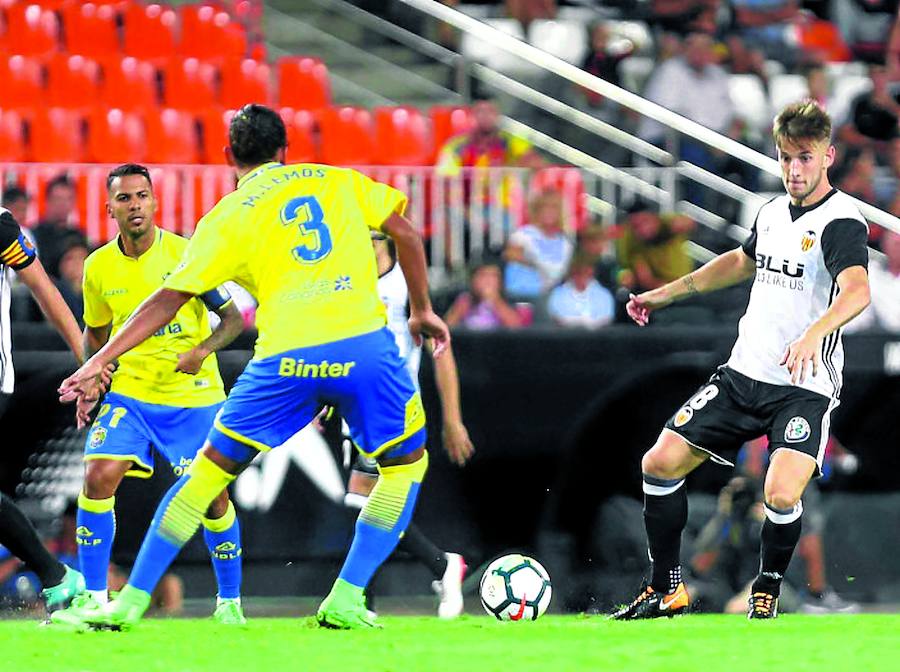 Medrán, a la derecha, en el primer partido de la Liga ante Las Palmas donde actuó como titular en Mestalla.