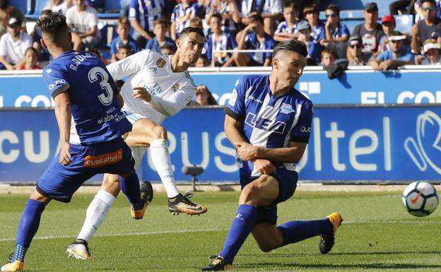 Daniel Torres intenta taponar el disparo de Cristiano Ronaldo./EFE
