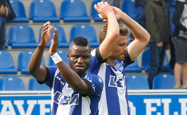 Wakaso y Santos, al final del encuentro en Mendizorroza, el pasado sábado. /Blanca Castillo