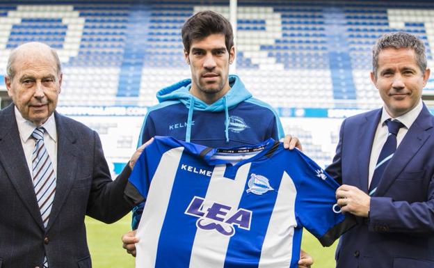 Manu García, flanqueado por Félix Lascaray y Mikel Bárcena, en la presentación de la campaña. /D. A.
