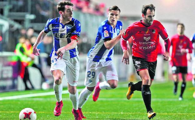 Ibai levanta la cabeza para buscar el pase a un compañero durante el choque disputado el pasado miércoles en Formentera./TONI ESCOBAR