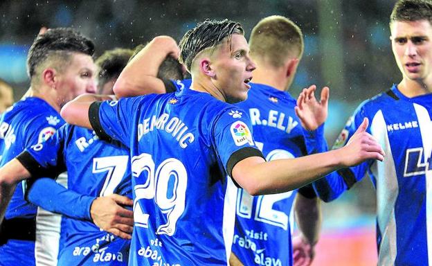 Demirovic, que ha firmado tres goles en los dos partidos de su estreno en la eliminatoria ante el Formentera, recibe la felicitación de sus compañeros tras el tanto. /I. Aizpuru