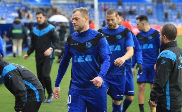 Guidetti durante el calentamiento previo al Alavés - Sevilla. /Rafa Gutiérrez