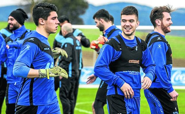 Martín, en el centro, junto al portero del juvenil Dani Encinas e Ibai en un entrenamiento en Ibaia. /Rafa Gutiérrez