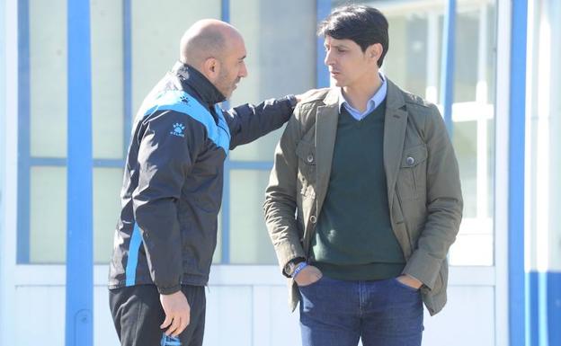 Abelardo charla con el director deportivo, Sergio Fernández, en uno de los entrenamientos de esta semana./Igor Aizpuru