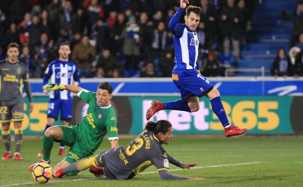 Momento del partido ante Las Palmas en Mendizorroza./Rafa Gutiérrez