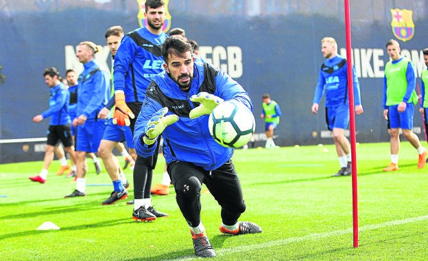 Pacheco, en primer plano, durante el entrenamiento que el Alavés realizó ayer en la ciudad deportiva del Barcelona./d. alavés