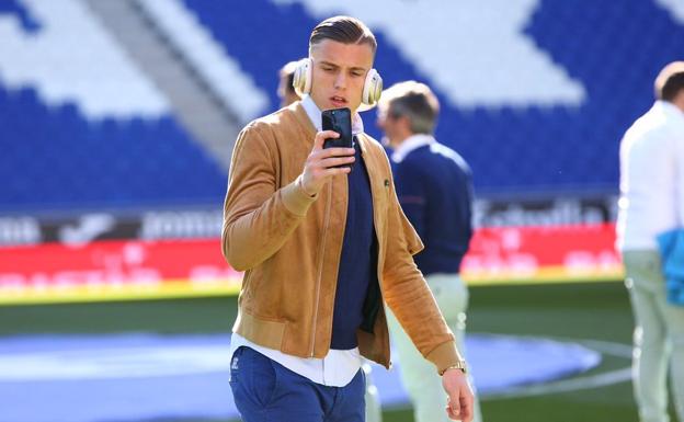 Demirovic inspecciona el campo antes del partido/D.Alavés