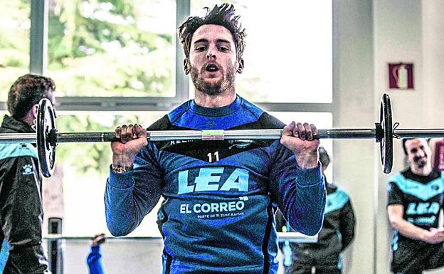 Ibai, ayer en un ejercicio en el gimnasio de Ibaia. /D. A.