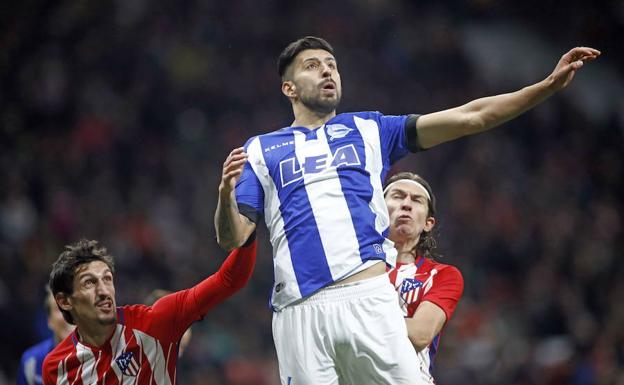 Maripán lucha con Savic y Filipe durante el partido de la primera vuelta en el Wanda Metropolitano./E. C.
