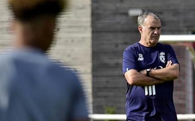 Bielsa sigue uno de los entrenamientos del Lille.
