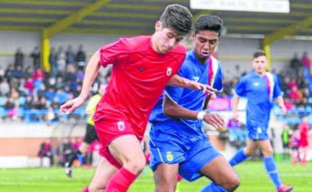 Jesús Areso, que este año ha jugado con los juveniles de División de Honor de Osasuna, protege el balón en uno de los partidos disputados la pasada campaña.