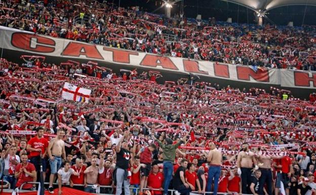 La afición del Dinamo de Bucarest, durante un encuentro de su equipo.