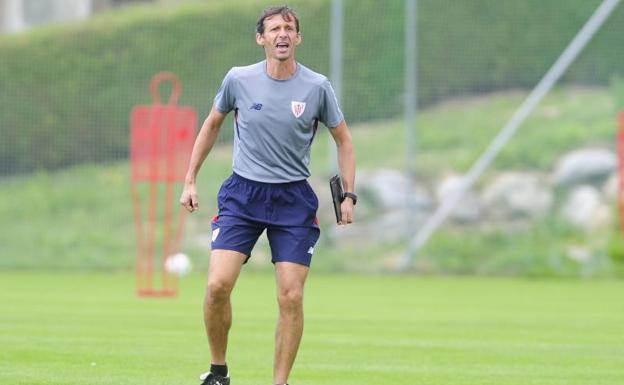 'Cuco' Ziganda dirige el entrenamiento en Suiza.