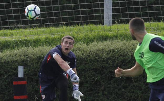 Kepa saca con la mano en un entrenamiento en Lezama.