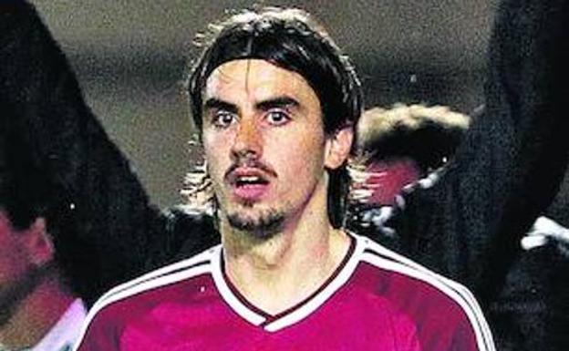 Jon Aurtenetxe, con la camiseta del Mirandés.