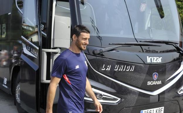 Aduriz, durante la presentación del nuevo autobús del equipo.