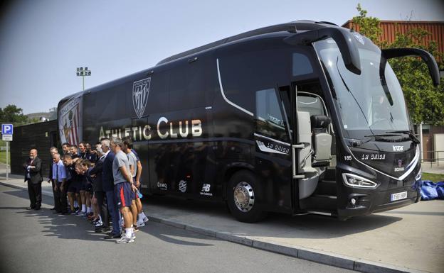 La plantilla del Athletic posa junto al nuevo autobús.