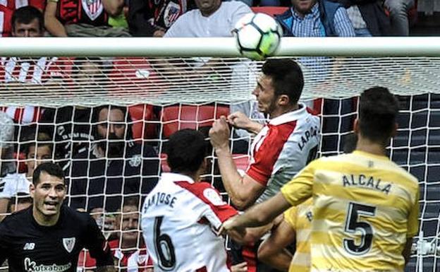 San José protege y Laporte despeja de cabeza ante la atenta mirada de Iago Herrerín y dos jugadores del Girona.