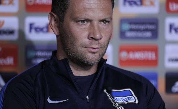 Pal Dardai, entrenador del Hertha de Berlín, durante la rueda de prensa previa al partido de Europa League contra el Athletic./FERNANDO GÓMEZ