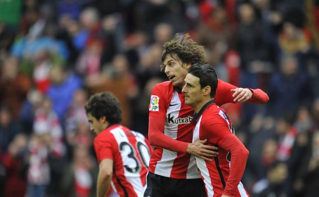 Iturraspe celebra un gol con Aduriz./Ignacio Pérez