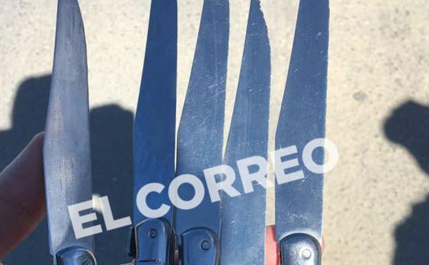 Navajas incautadas a los ultras del Olympique de Marsella./E. C.