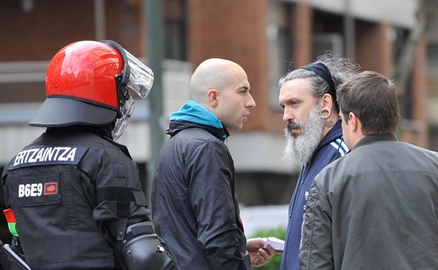 Santos Mirasierra, el individuo de la barca, en la plaza Campuzano.