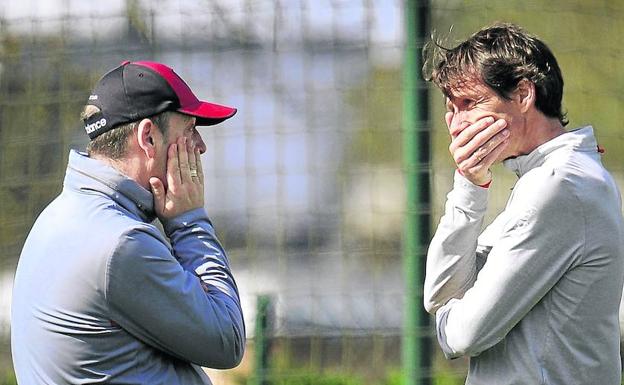 José Ángel Ziganda y su segundo, Bingen Arostegi, conversan durante el entrenamiento de ayer en Lezama. /ignacio pérez