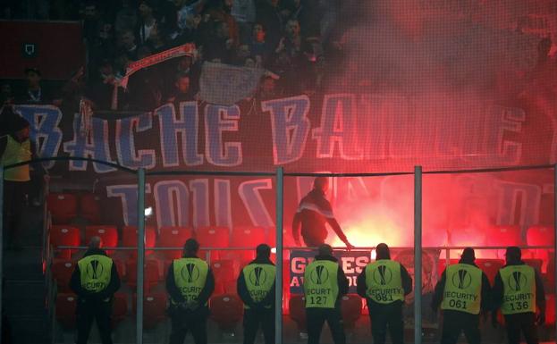Los ultras del Marsella prendieron bengalas en el interior de San Mamés./E. C.