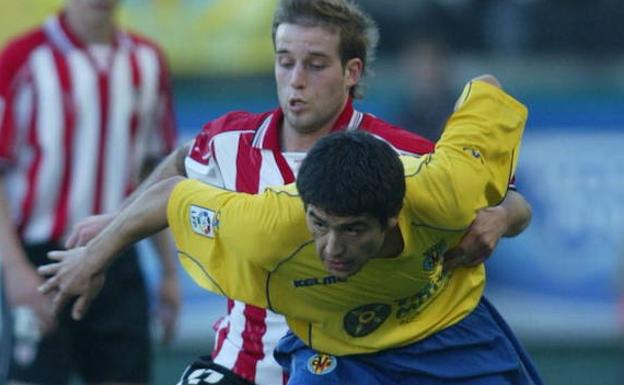 Jonan García pugna con Riquelme en la última victoria del Athletic en Villarreal./