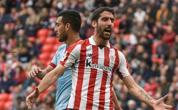 Raúl García se lamenta ante el Celta./