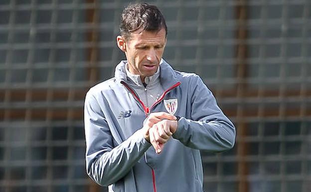 José Ángel Ziganda controla el tiempo del entrenamiento en Lezama./BORJA AGUDO