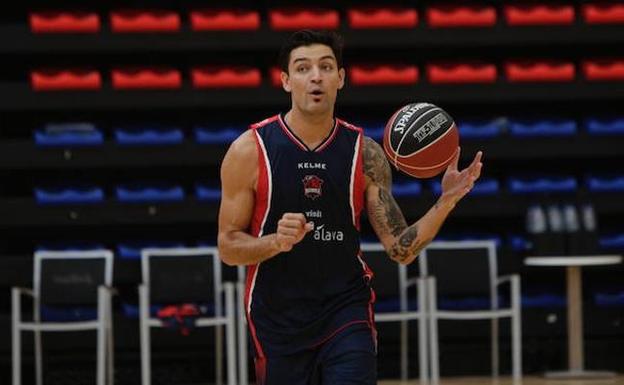 Delfino se ejercita sobre la cancha de entrenamiento del Bakh./R. Gutiérrez