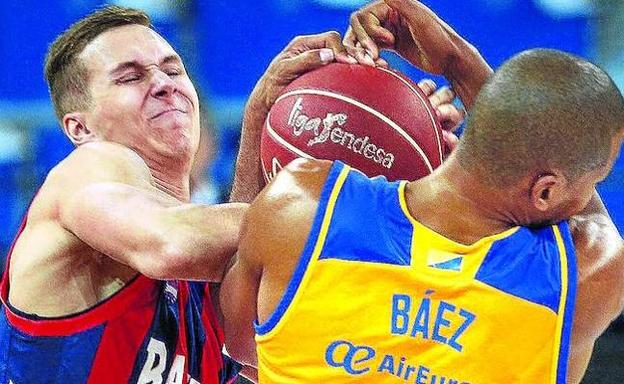 Tadas Sedekerskis lucha por la posición del balón con Eulis Báez, del Gran Canaria. /Rafa Gutiérrez