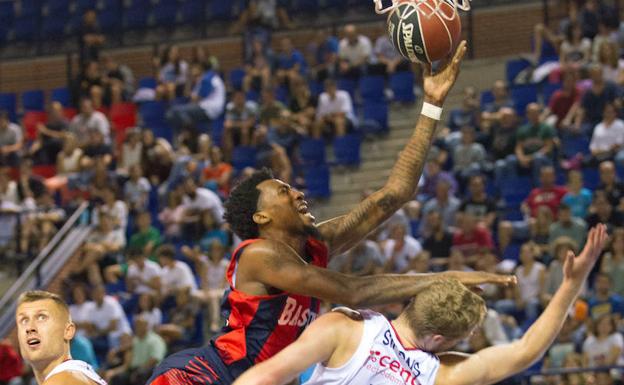 Jordan McRae es bloqueado por Ben Simons en el partido disputado ante el Obradoiro.