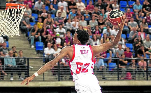 De altos vuelos. Jordan McRae culmina con mate un contraataque ante el Estudiantes.