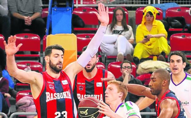 Tornike Shengelia intenta cerrar el paso a Alberto Díaz durante el choque frente al Unicaja./Jesús Andrade