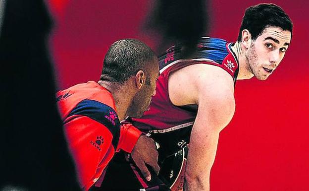 Granger defiende a Vildoza durante la última sesión preparatoria para recibir al Zalgiris, en la que no participó Shengelia. /Baskonia