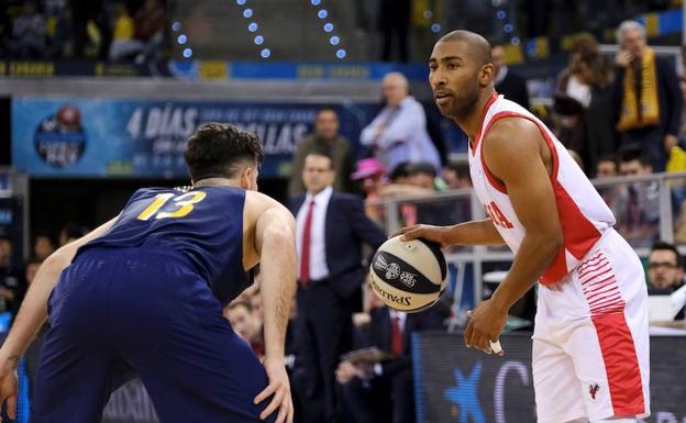 Jayson Granger bota el balón ante Thomas Heurtel./Ángel Medina G.