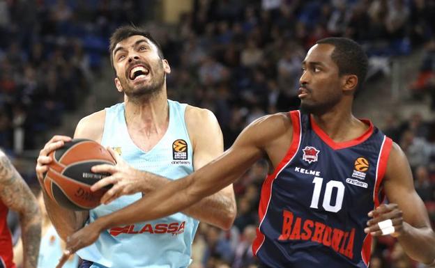 Pierre Oriola intenta superar a Rodrigue Beaubois en un duelo de Euroliga./David Aguilar