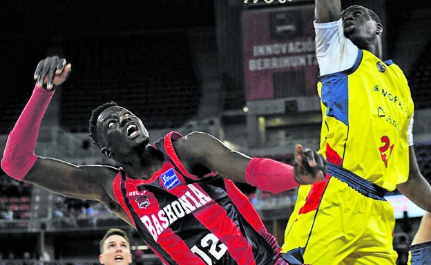 Ilimane Diop cae desequilibrado tras una acción con Moussa Diagne./I. Aizpuru