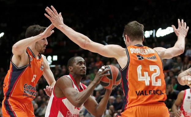 Beaubois intenta un lanzamiento ante Vives y Doornekamp en un encuentro de Euroliga./Miguel Ángel Polo