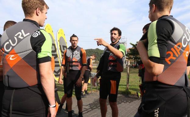 Los jugadores del Bilbao Basket, antes de entrar al agua.