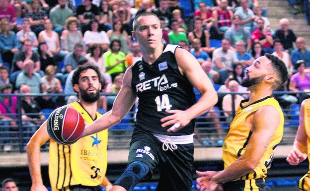 Javi Salgado busca doblar el pase ante la canasta canaria ayer en Logroño.