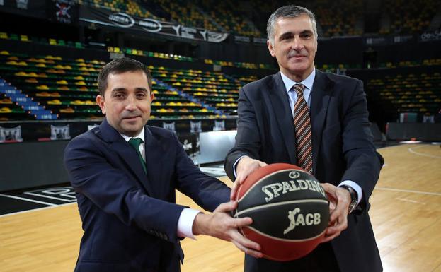 Xabier Sagredo (BBK) y Koldo Mauraza (Bilbao Basket) durante la presentación del proyecto de cantera. /Jordi Alemany