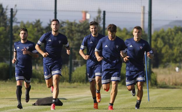 Igor Martínez (izquierda) es uno de los futbolistas fichados con experiencia en Segunda División.