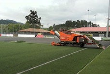 El terreno de juego de Urbieta (Gernika) se repuso en 2015 para ser de última generación; sus medidas, 105x66, son las que más se asemejan a Anduva (105x68).