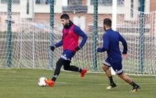 El nuevo jugador rojillo ya entrenó ayer con sus compañeros./Avelino Gómez